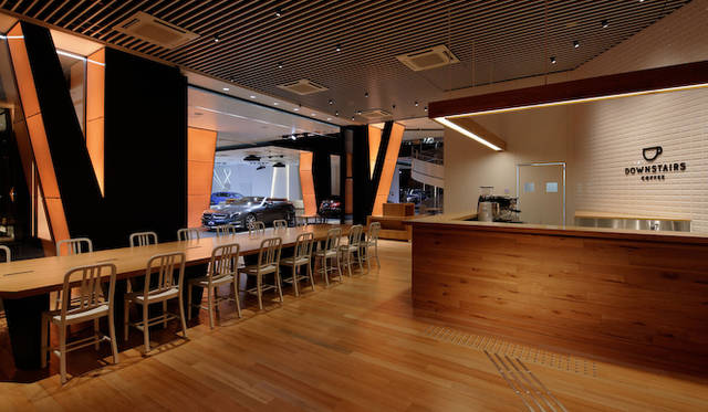 <strong>Mercedes-Benz Connection｜メルセデス・ベンツ コネクション</strong><br />早朝7時からオープンする無線LAN完備のカフェ「DOWNSTAIRS」