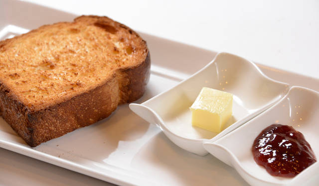 <strong>Mercedes-Benz Connection｜メルセデス・ベンツ コネクション</strong><br />カフェ「DOWNSTAIRS」にて供されるトースト