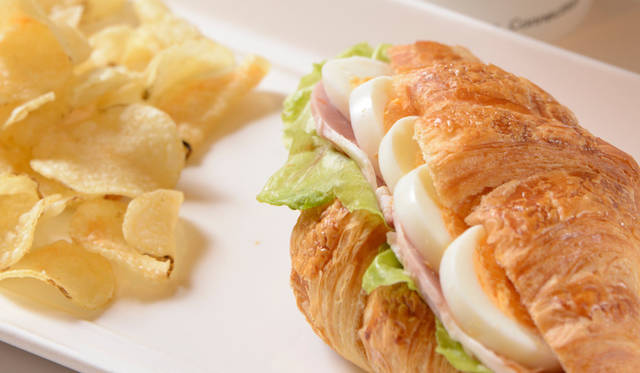 <strong>Mercedes-Benz Connection｜メルセデス・ベンツ コネクション</strong><br />クロワッサンサンドのセット