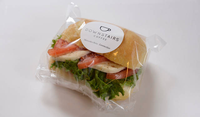 <strong>Mercedes-Benz Connection｜メルセデス・ベンツ コネクション</strong><br />テイクアウト用のサンドイッチ