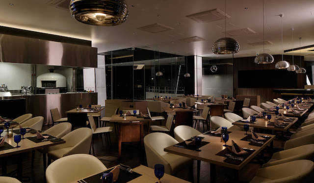 <strong>Mercedes-Benz Connection｜メルセデス・ベンツ コネクション</strong><br />レストラン「UPSTAIRS」