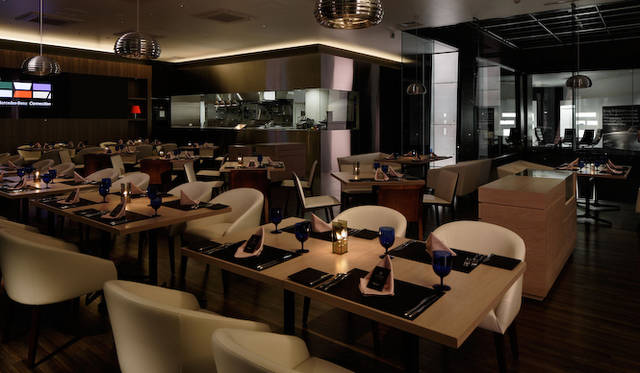 <strong>Mercedes-Benz Connection｜メルセデス・ベンツ コネクション</strong><br />ミシュラン2ツ星シェフの飯塚隆太氏をプロデューサーに迎え、本格フレンチをカジュアルな価格で提供する