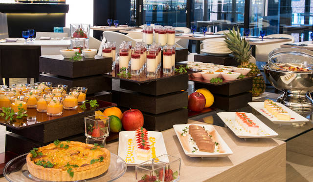 <strong>Mercedes-Benz Connection｜メルセデス・ベンツ コネクション</strong><br />レストラン「UPSTAIRS」のランチメニュー、デザートビュッフェ