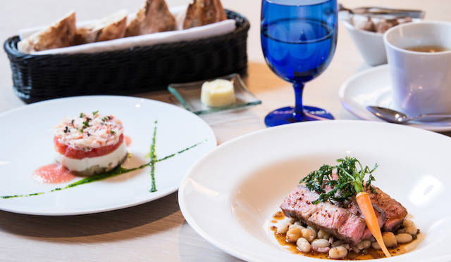 <strong>Mercedes-Benz Connection｜メルセデス・ベンツ コネクション</strong><br />レストラン「UPSTAIRS」のランチメニュー、A-Classセット