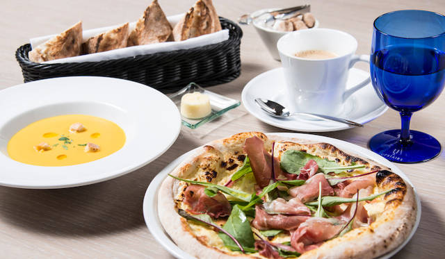 <strong>Mercedes-Benz Connection｜メルセデス・ベンツ コネクション</strong><br />レストラン「UPSTAIRS」のランチメニュー、smartセット