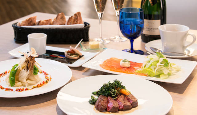 <strong>Mercedes-Benz Connection｜メルセデス・ベンツ コネクション</strong><br />レストラン「UPSTAIRS」のランチメニュー、AMGコース