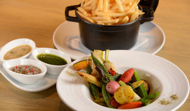 <strong>Mercedes-Benz Connection｜メルセデス・ベンツ コネクション</strong><br />レストラン「UPSTAIRS」のディナーメニュー、アラルト