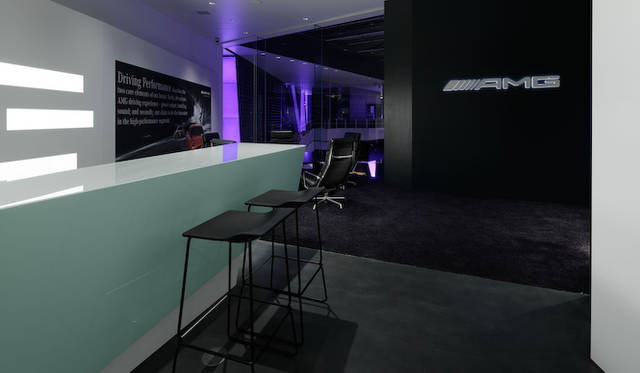 <strong>Mercedes-Benz Connection｜メルセデス・ベンツ コネクション</strong><br />「AMG Private Lounge」は、ドイツ国外でははじめてとなる、AMGカスタマイズがおこなえる特別ラウンジ
