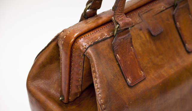 <strong>Felisi｜フェリージ</strong>　ブランド創業の前身時代に手作りで制作していたというドクターズ・バッグ