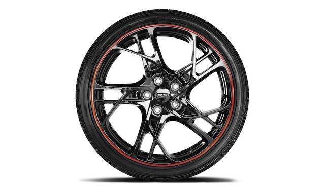 <strong>Renault Megane Renault Sport｜ルノー メガーヌ ルノー・スポール</strong><br />パック リュックスに標準装備、その他のグレードではオプションとなる19インチアルミニウムホイール