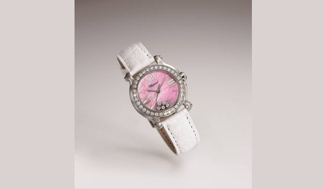 <strong>Chopard｜「Precious Sweet Chopard～ショパールのスウィートな誘惑～」</strong>　ハッピースポーツ ピンクマザー・オブ・パールダイヤル　※伊勢丹限定品