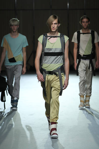 <strong>ato｜アトウ</strong>　2013春夏コレクション　左／ Tシャツ1万1550円、パンツ2万7300円、中／Tシャツ1万1550円、パンツ2万7300円、右／Tシャツ1万1550円、パンツ2万7300円