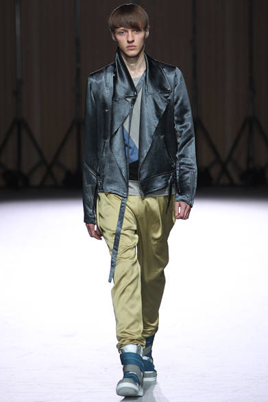 <strong>ato｜アトウ</strong>　2013春夏コレクション　ブルゾン5万8800円、Tシャツ1万1550円、パンツ2万7300円