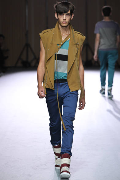 <strong>ato｜アトウ</strong>　2013春夏コレクション　ブルゾン4万4100円、Tシャツ1万1550円