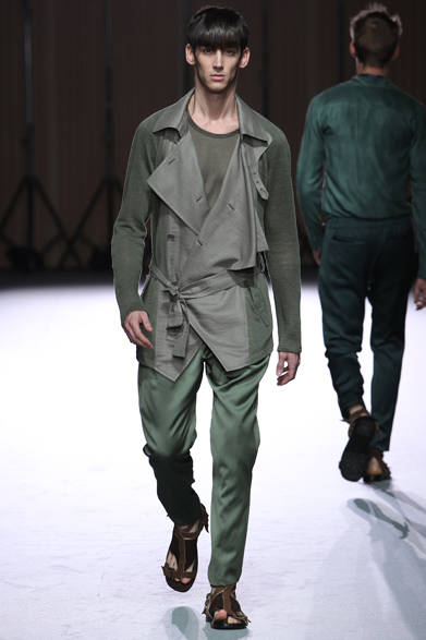 <strong>ato｜アトウ</strong>　2013春夏コレクション　コート5万7750円、パンツ2万7300円