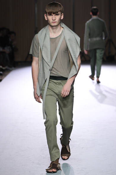 <strong>ato｜アトウ</strong>　2013春夏コレクション　ベスト2万9400円、パンツ2万3100円