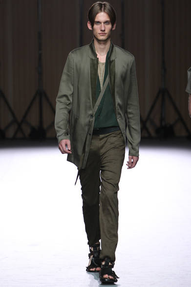 <strong>ato｜アトウ</strong>　2013春夏コレクション　カーディガン5万4600円、パンツ2万3100円