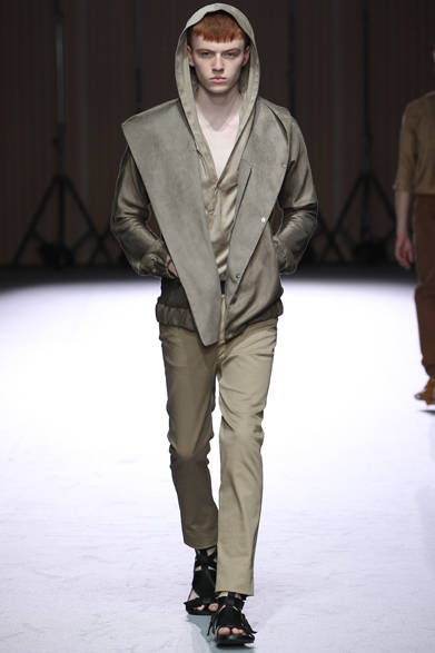 <strong>ato｜アトウ</strong>　2013春夏コレクション　ブルゾン6万900円、パンツ2万3100円