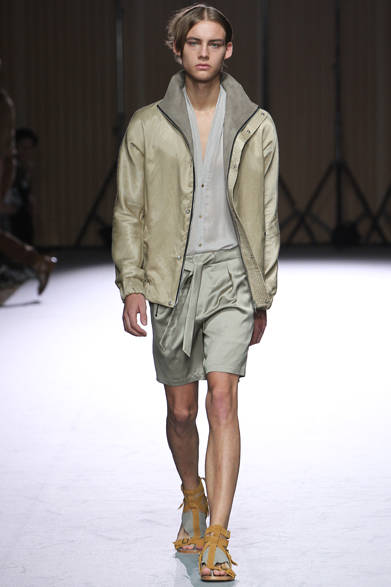 <strong>ato｜アトウ</strong>　2013春夏コレクション　ブルゾン5万6700円、パンツ1万9950円