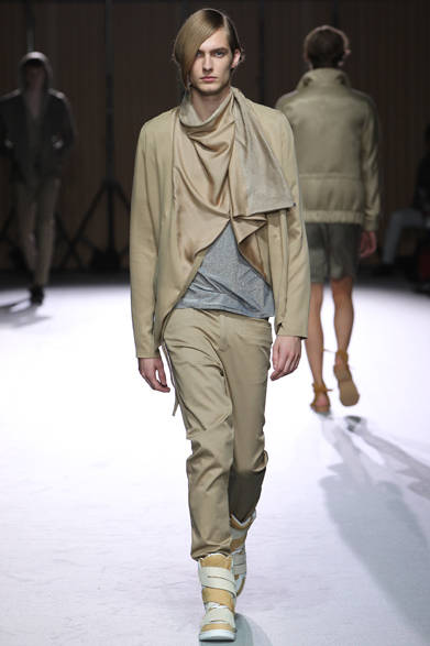 <strong>ato｜アトウ</strong>　2013春夏コレクション　アウター3万7800円、パンツ2万3100円