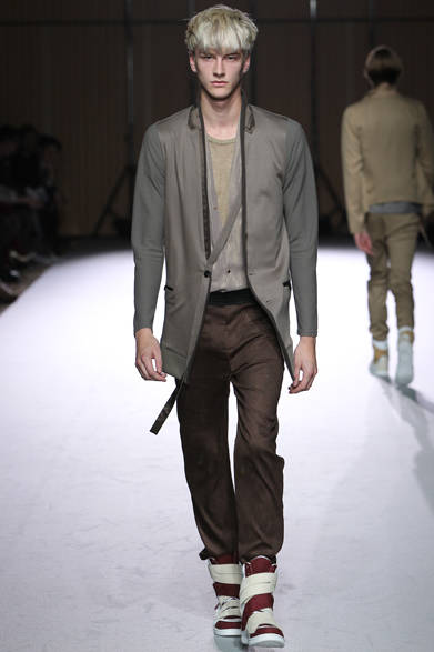 <strong>ato｜アトウ</strong>　2013春夏コレクション　カーディガン3万6750円、パンツ2万3100円