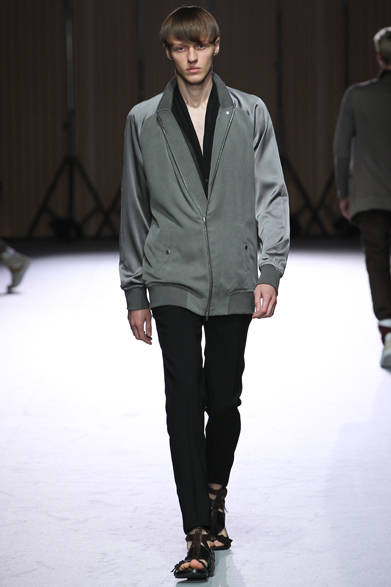 <strong>ato｜アトウ</strong>　2013春夏コレクション　ブルゾン5万6700円、パンツ2万7300円