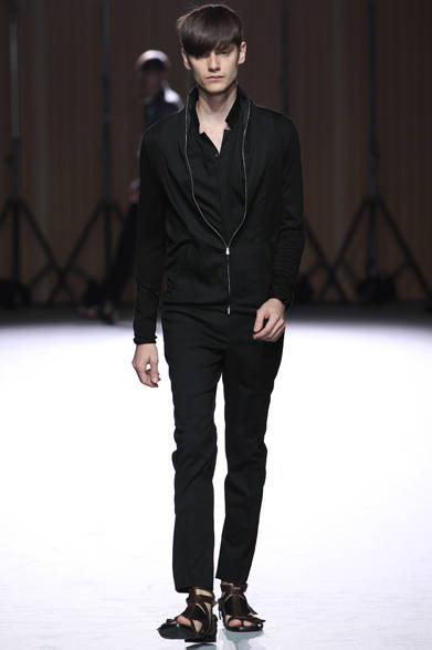 <strong>ato｜アトウ</strong>　2013春夏コレクション　トップ2万7300円、シャツ1万8900円、パンツ2万7300円