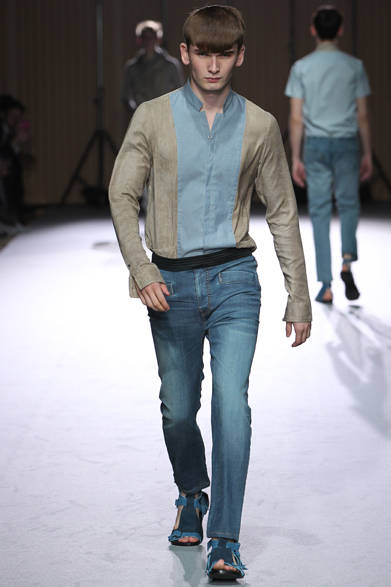 <strong>ato｜アトウ</strong>　2013春夏コレクション　シャツ2万3100円、パンツ2万3100円