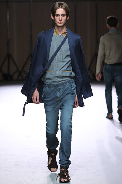 <strong>ato｜アトウ</strong>　2013春夏コレクション　カーディガン5万4600円、シャツ2万5200円