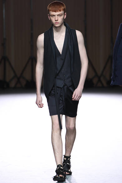 <strong>ato｜アトウ</strong>　2013春夏コレクション　ベスト（アウター）3万3600円、ベスト（インナー）2万6250円、パンツ1万9950円 