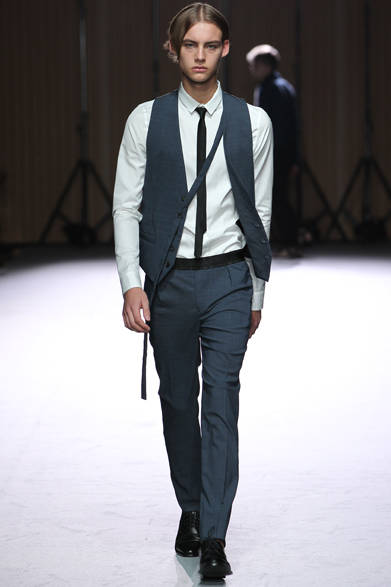 <strong>ato｜アトウ</strong>　2013春夏コレクション　ベスト2万6250円、シャツ1万9950円、パンツ2万7300円、タイ8400円