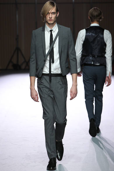 <strong>ato｜アトウ</strong>　2013春夏コレクション　ジャケット4万9350円、シャツ1万9950円、パンツ2万7300円、タイ8400円