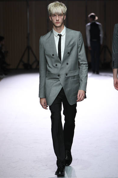 <strong>ato｜アトウ</strong>　2013春夏コレクション　ジャケット6万5100円、シャツ1万9950円,、パンツ2万7300円、タイ8400円