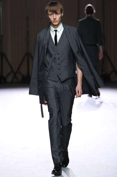 <strong>ato｜アトウ</strong>　2013春夏コレクション　シャツ1万9950円、タイ8400円