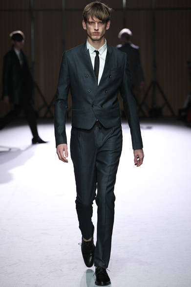 <strong>ato｜アトウ</strong>　2013春夏コレクション　ジャケット5万5650円、シャツ1万9950円、パンツ2万7300円、タイ8400円