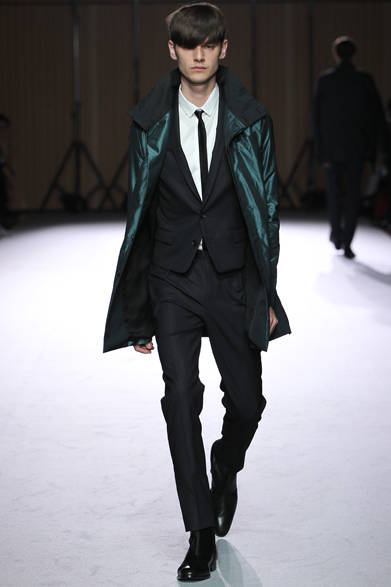 <strong>ato｜アトウ</strong>　2013春夏コレクション　コート4万9350円、ジャケット4万9350円、シャツ1万9950円、パンツ2万7300円、タイ8400円