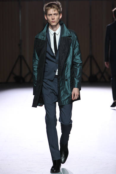 <strong>ato｜アトウ</strong>　2013春夏コレクション　コート5万4450円、シャツ1万9950円、パンツ2万7300円、タイ8400円