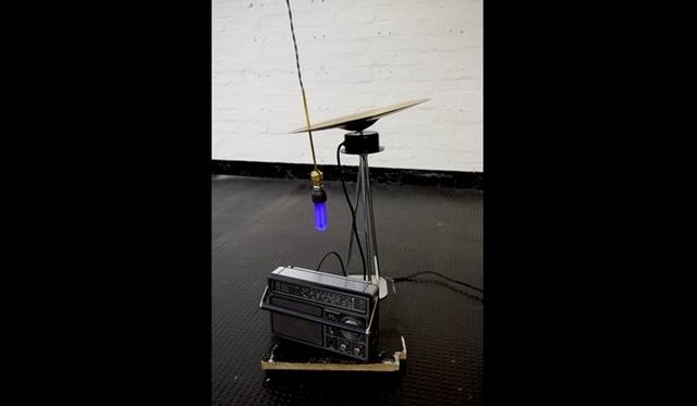 <strong>ART│日本初個展となるハルーン・ミルザ展</strong>　“Siren” 2012. 56 x 40 x 35 cm, Cymbal, motor, wood, table leg, UV light bulb,light fixture, fabric cable, radio, Courtesy the artist