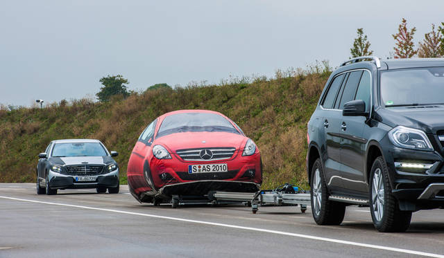 <strong>Mercedes-Benz TecDay Intelligent Drive｜メルセデス・ベンツ テックデイ インテリジェント ドライブ</strong><br />テクノロジーテスト中の新型Sクラス（写真奥）