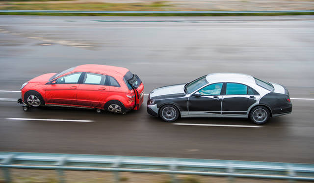 <strong>Mercedes-Benz TecDay Intelligent Drive｜メルセデス・ベンツ テックデイ インテリジェント ドライブ</strong><br />テクノロジーテスト中の新型Sクラス（写真右）