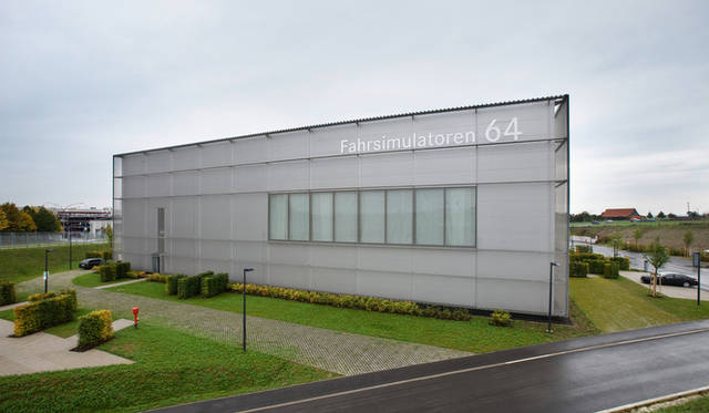 <strong>Mercedes-Benz TecDay Intelligent Drive｜メルセデス・ベンツ テックデイ インテリジェント ドライブ</strong><br />ドイツ バーデン＝ヴェルテンベルク州 シンデルフィンゲンのダイムラーAGの施設　ドライビングシミュレーターがある