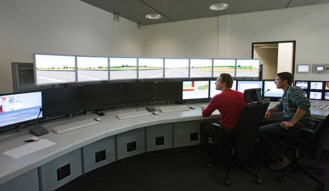 <strong>Mercedes-Benz TecDay Intelligent Drive｜メルセデス・ベンツ テックデイ インテリジェント ドライブ</strong><br />ドイツ バーデン＝ヴェルテンベルク州 シンデルフィンゲンのダイムラーAG ドライビングシミュレーター