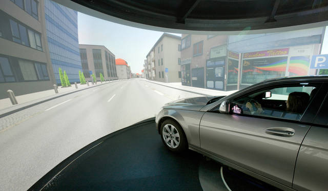 <strong>Mercedes-Benz TecDay Intelligent Drive｜メルセデス・ベンツ テックデイ インテリジェント ドライブ</strong><br />ドイツ バーデン＝ヴェルテンベルク州 シンデルフィンゲンのダイムラーAG ドライビングシミュレーター