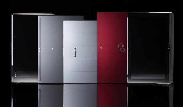 　<strong>ウルトラブックという、確かな主張</strong>　左からVAIO Duo 11（SONY）、LaVie Z（NEC）、Let'snote AX（Panasonic）、LIFEBOOK UHシリーズ（Fujitsu）、dynabook R822（TOSHIBA）