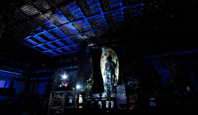 <strong>谷川じゅんじ × テセウス・チャン</strong>　平城遷都1300年祭記念「薬師寺ひかり絵巻」2010年6月、平城遷都1300年を記念して奈良の薬師寺にタクラマカン砂漠の星空を再現した　Photograph by Takashi Shigemoto