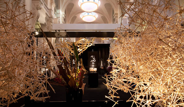 <strong>谷川じゅんじ × テセウス・チャン</strong>　「感性 kansei –Japan Design Exhibition–」2008年におこなわれた日仏交流150周年記念のデザイン展。パリのルーブル宮 国立装飾美術館に日本の感性を表現した　Photograph by Koichiro Matsui