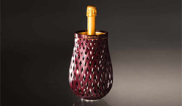 <strong>谷川じゅんじ × テセウス・チャン</strong>　2012年、シャンパーニュメゾン、クリュッグを代表する「クリュッグ グランド・キュヴェ」と日本の伝統文化融合させた「クリュッグ　バンブーボトルクーラーセット」のデザインを手がけた　© KRUG