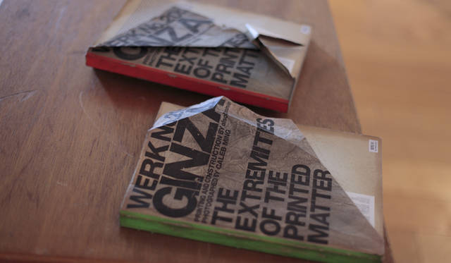 　スペースコンポーザーの谷川じゅんじ氏（左）と、アート・ディレクターのテセウス・チャン氏。ggg（ギンザ・グラフィック・ギャラリー）で開催されたチャン氏の個展にて