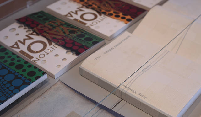 　スペースコンポーザーの谷川じゅんじ氏（左）と、アート・ディレクターのテセウス・チャン氏。ggg（ギンザ・グラフィック・ギャラリー）で開催されたチャン氏の個展にて