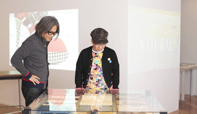 　スペースコンポーザーの谷川じゅんじ氏（左）と、アート・ディレクターのテセウス・チャン氏。ggg（ギンザ・グラフィック・ギャラリー）で開催されたチャン氏の個展にて